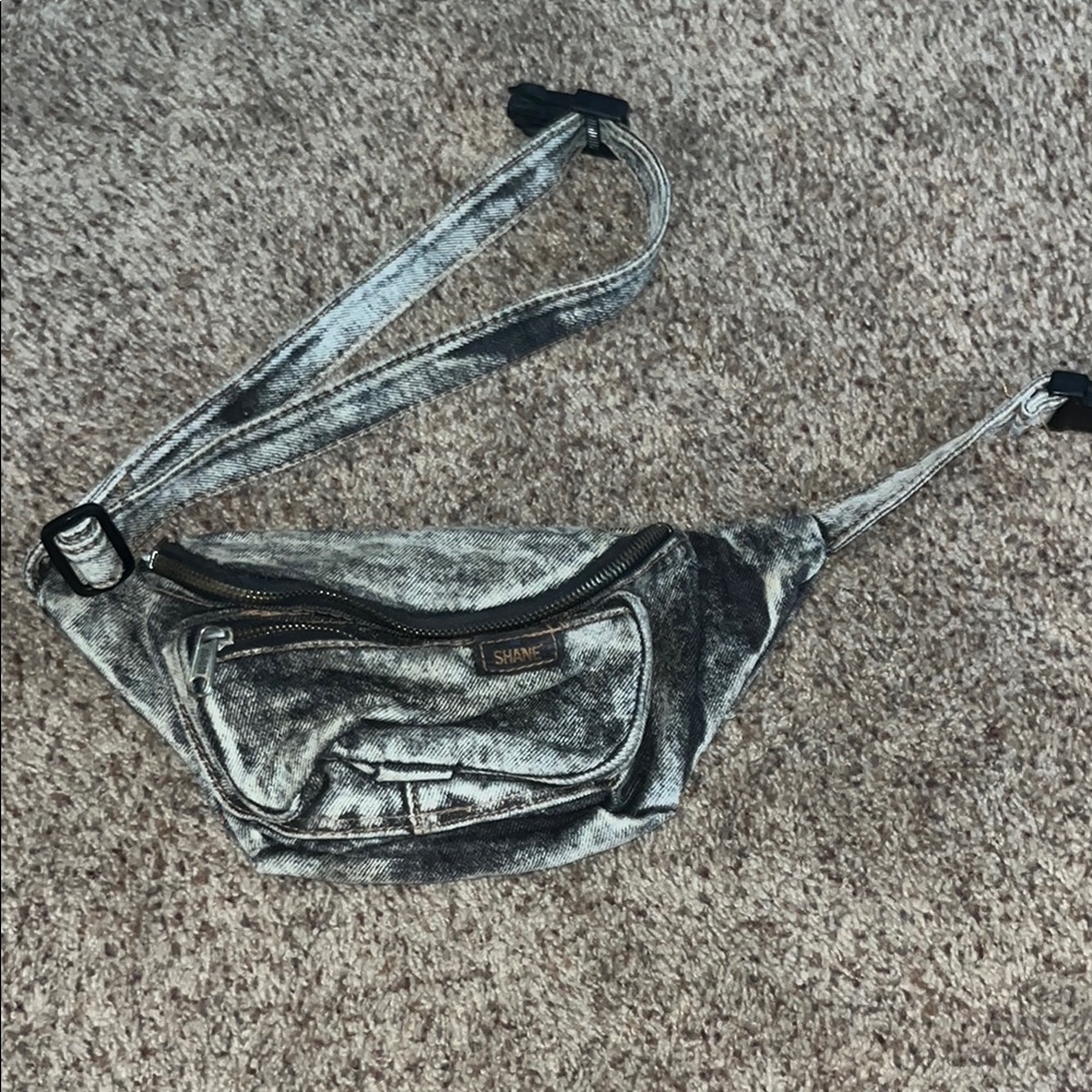 Gray and White Crossbody Bag with Modern Design